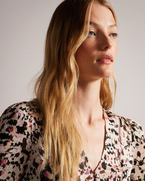 LUCEEYA-Dresses-You can always rely on LUCEEYA. Featuring an exclusive abstract print, flirty lace inserts and floaty blouson sleeves, this dress is pure romance and elegance. A striking statement piece, you'll make a big impression with this one in your wardrobe. Midi dress Abstract print Blouson sleeves Ladder lace inserts V-neck Zip fastening Roos is 5'11" / 1.80m and wears Dusky Pink in a Ted size 1- Ted Baker Romania